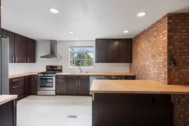 Building Photo - Beautiful 5-Bedroom + Office, 4-Bath Home in Northwest Fort Collins!