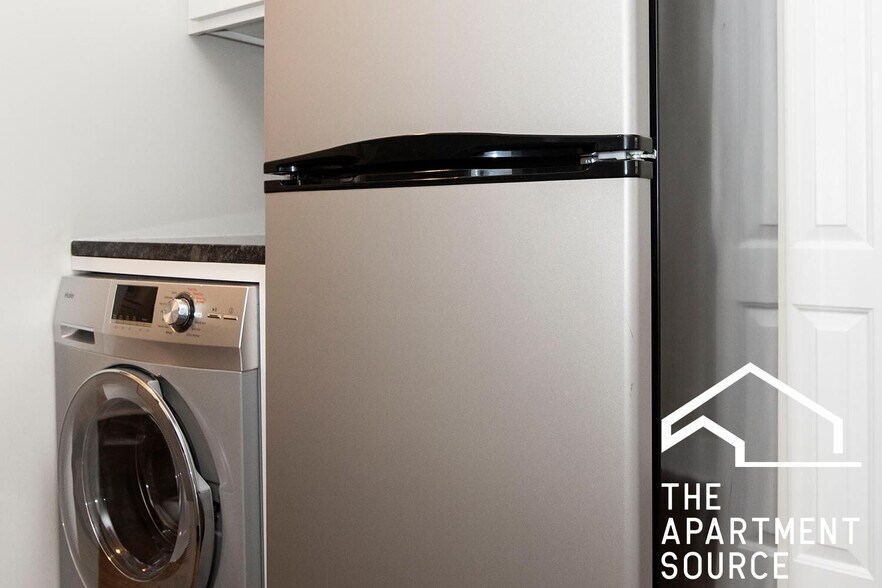 Building Photo - 646.5 W Roscoe St