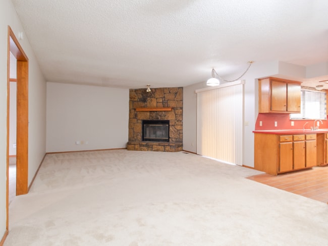 Building Photo - Spacious 3BD/2.5 BTH 2 Car Garage, Minutes from Tinker AFB