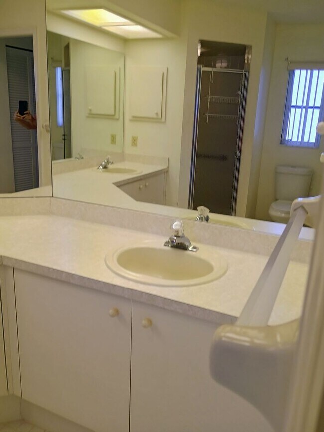 Building Photo - 2 bedroom 2 bathroom Large House for rent ...