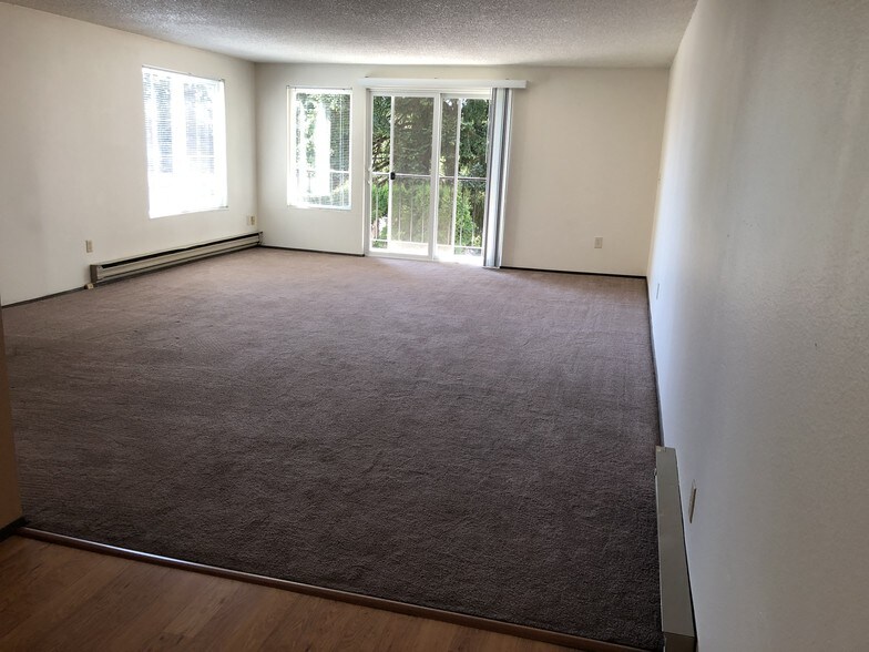 Large Living Room, Dining Room combination - 11249 Greenwood Ave N