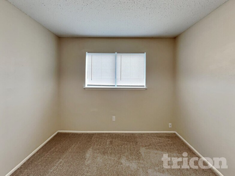 Building Photo - 13622 Oak Breeze