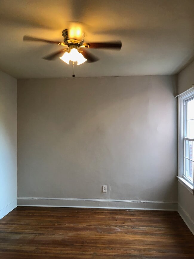 Building Photo - 527 2nd St NE