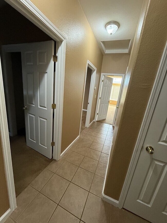 Building Photo - Spacious and Beautiful 4 bedroom luxury ho...