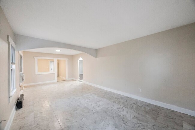 Building Photo - REDUCED  $25 App Fee  3bdrm/1bath home wit...