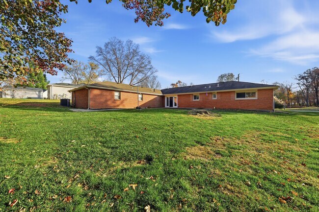 Building Photo - Large Ranch on Cul-de-sac