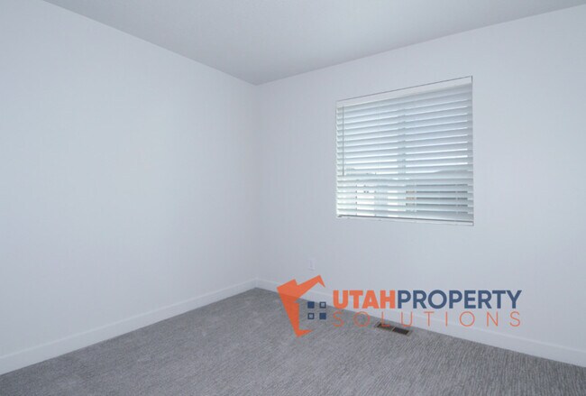 Building Photo - 1032 W 430 S