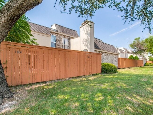 Building Photo - 104 Village N Dr