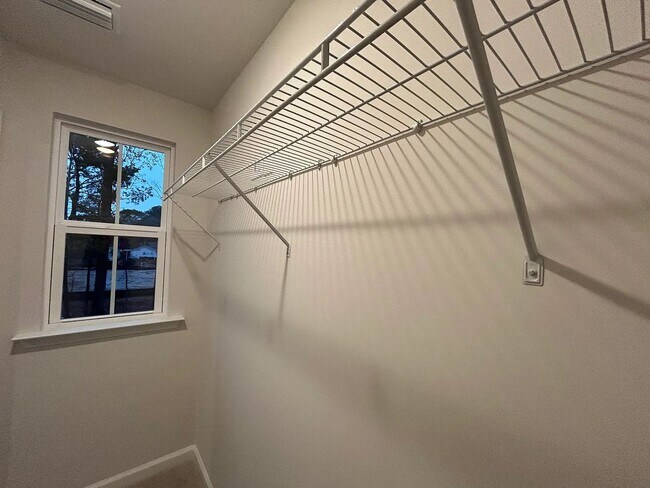 Building Photo - 3 Bedroom 2.5 Bathroom Townhouse in Windward Village - Summerville