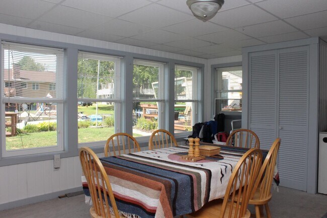 Building Photo - 318 Paradise Dr