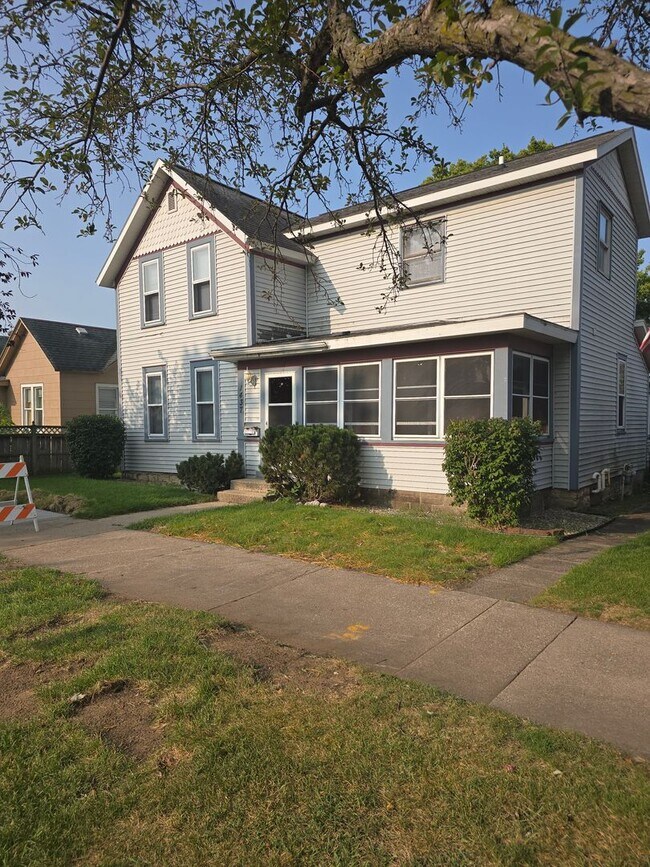 Building Photo - Beautiful 4 bed / 2 bath with garage and fenced yard on north side!