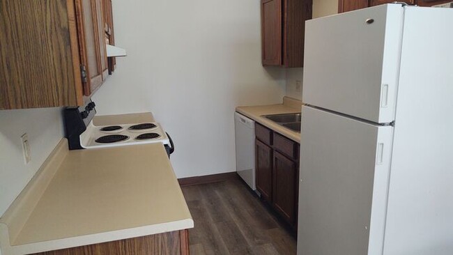 Building Photo - $1,095 | 3 Bedroom, 1 Bathroom Apartment |...