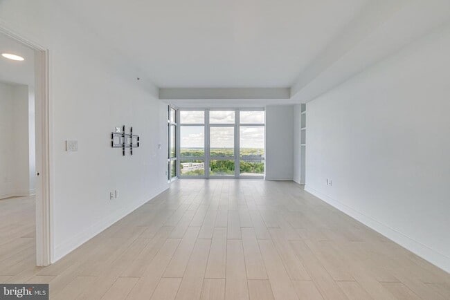 Building Photo - 8220 Crestwood Heights Dr
