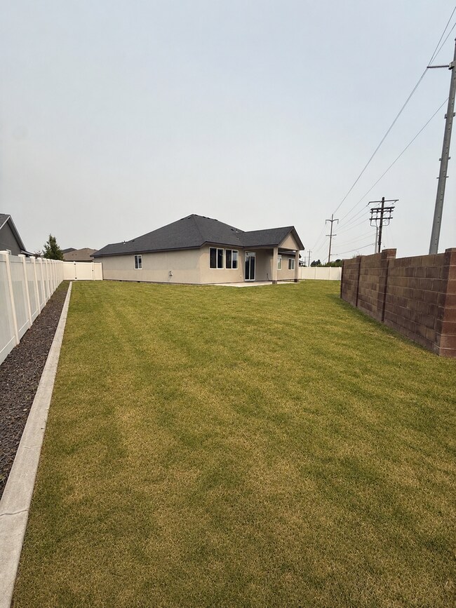 Building Photo - Beautiful Three Bedroom in Pasco Near Chiawana High School