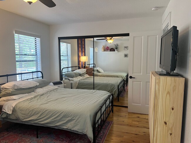 Building Photo - Updated Townhouse backed by National Forest