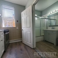 Building Photo - Large 2BR Railroad Apartment with EIK and ...