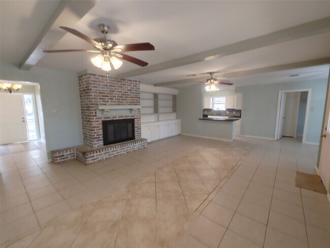 Building Photo - 633 Mosswood Dr