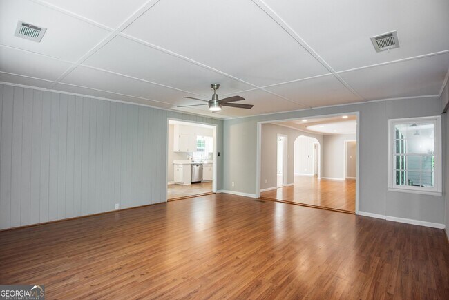 Building Photo - 80 Pinehurst Ln