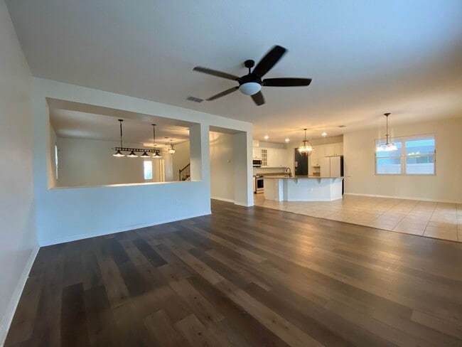 Building Photo - Stunning 5 Bedroom Pool Home in Orchard Hi...