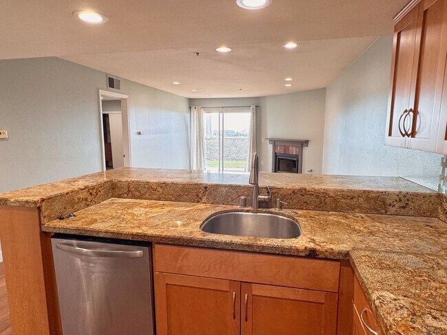 Building Photo - Well Kept 2BD Condo with Sunset Views