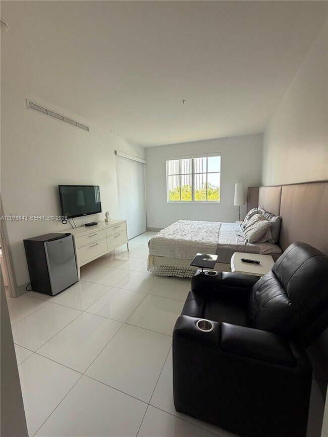 Building Photo - 150 Sunny Isles Blvd