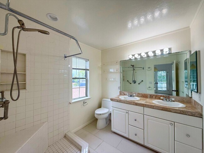 Building Photo - Welcome to This Charming 3BR/2BA Ocean Beach Coastal Home