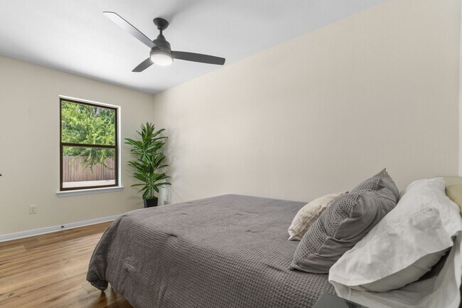 Building Photo - FULLY FURNISHED 3/3 Townhome in Bobcat Vil...