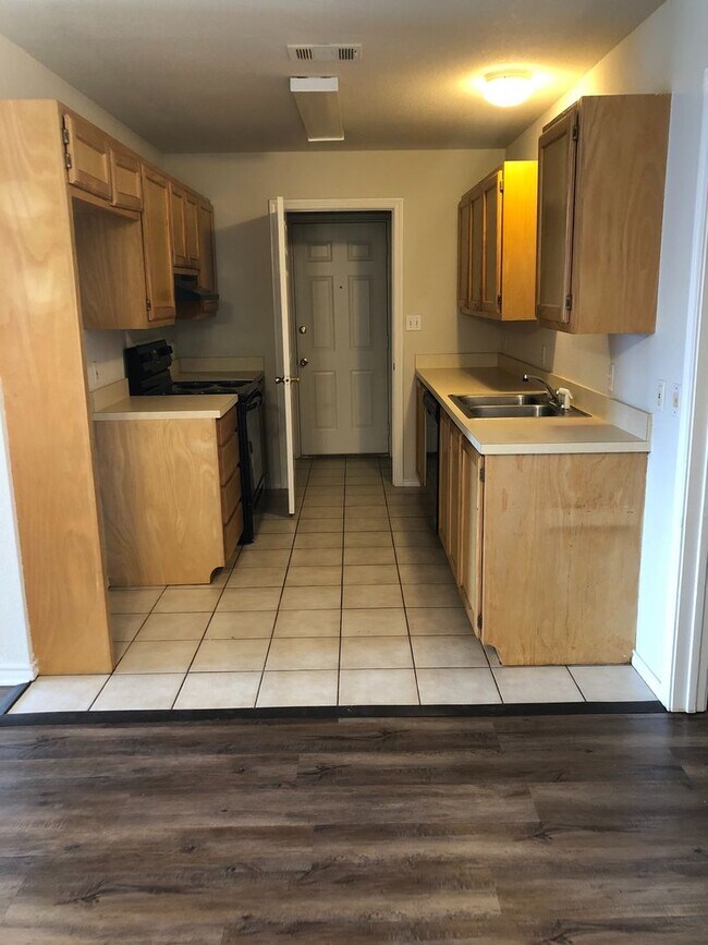 Building Photo - Full Brick 3 bed 2 bath 2 car Garage with fenced back yard! All new paint, Flooring, appliances!!