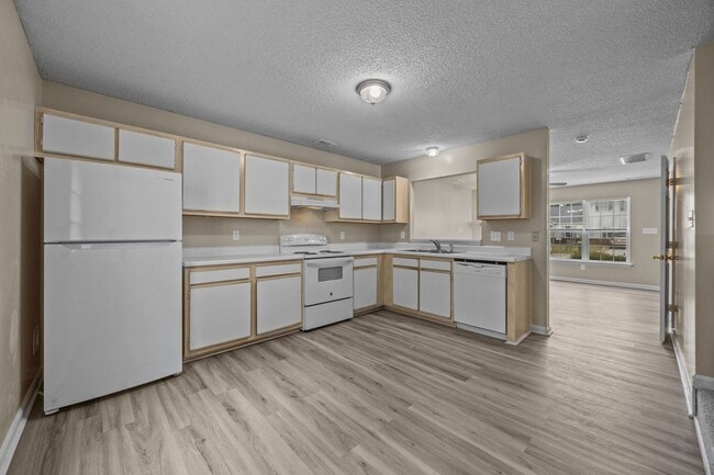 Building Photo - Welcome to Hunters Creek!