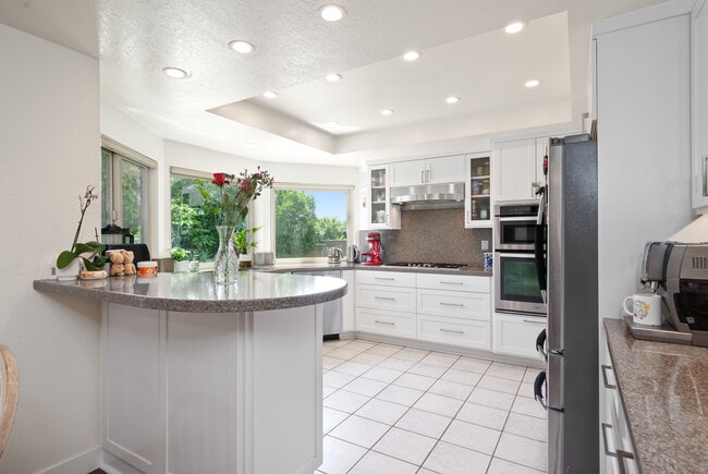 Building Photo - 124 Sequoia Ct