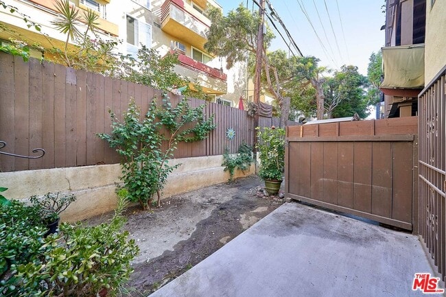 Building Photo - 320 S Ardmore Ave