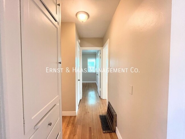 Building Photo - 215 E Scott St