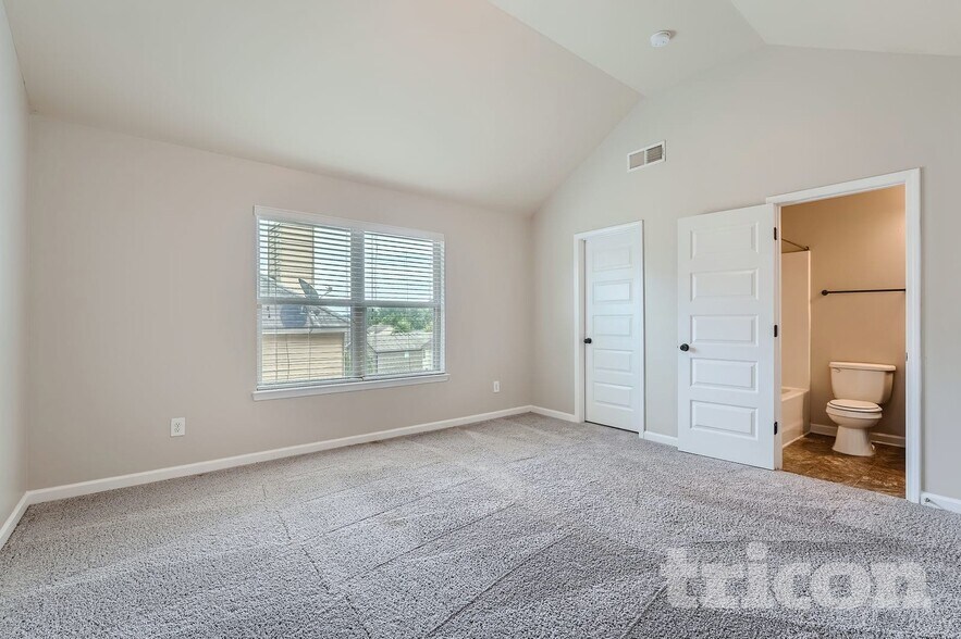 Building Photo - 744 Effendi Pl