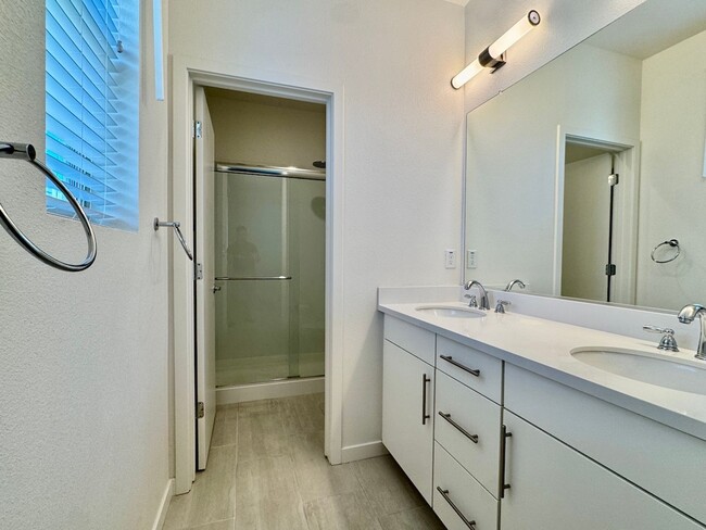 Building Photo - NEWER 2 BED, 2.5. BATH TOWNHOME IN BROADWAY AREA OF SACRAMENTO
