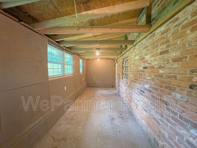 Building Photo - 2223 Shamrock Dr