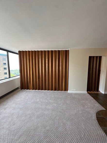 Building Photo - 2800 N Lake Shore Dr