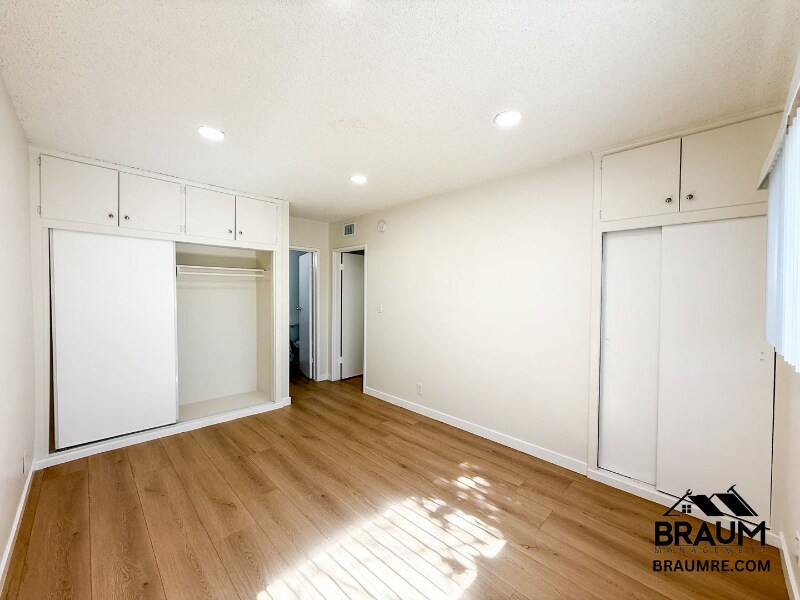 Building Photo - 5252 Hermitage Ave