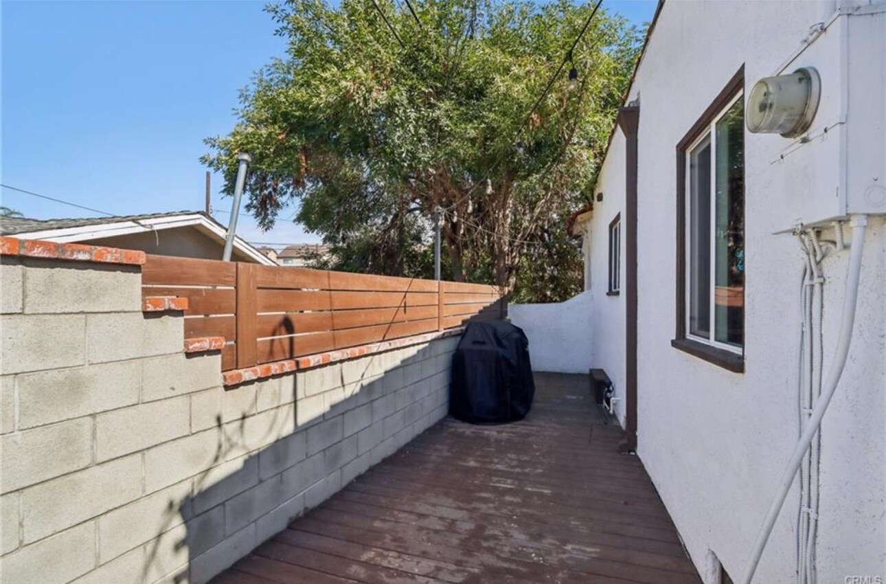 Building Photo - 915 N Chester Ave