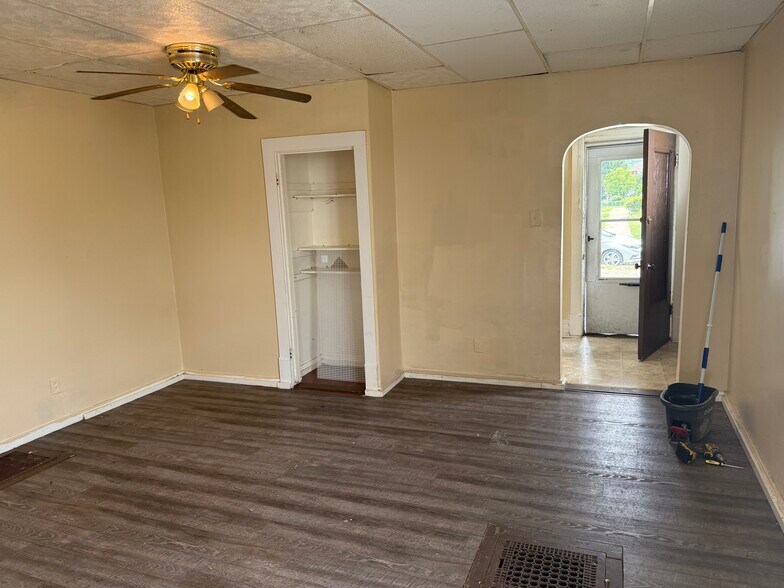 Building Photo - 205 Elm Ave