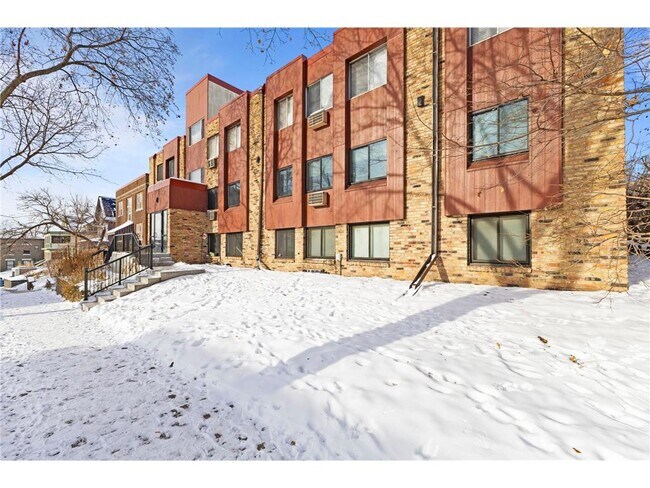 Building Photo - 520 Ridgewood Ave