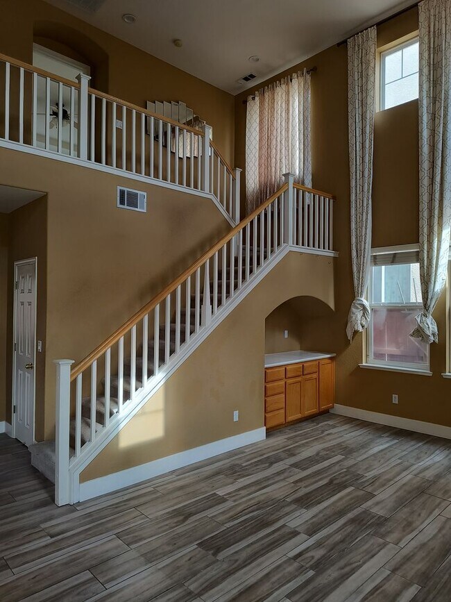 Building Photo - 4 Bedroom 3 Bathroom In Rocklin!