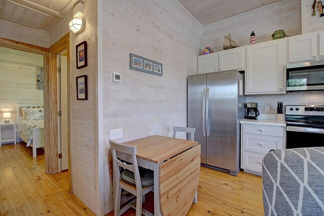 Building Photo - 1924 Eleventh Street-SI ID1023221P