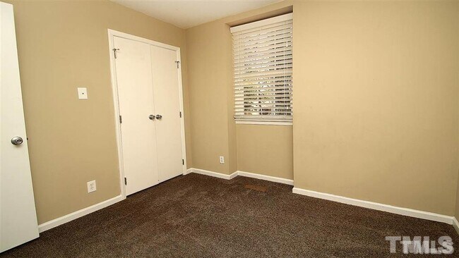 Building Photo - 5841 Sandstone Dr