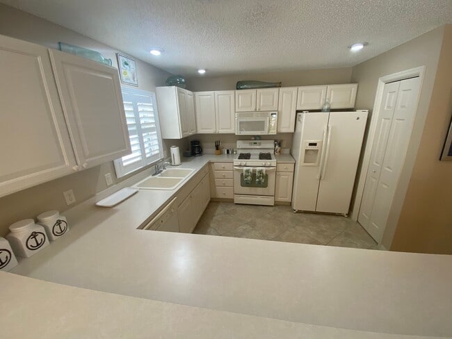 Building Photo - Beautiful Fully Furnished, SEASONAL RENTAL, Courtyard Villa In the Cottages at Summerchase