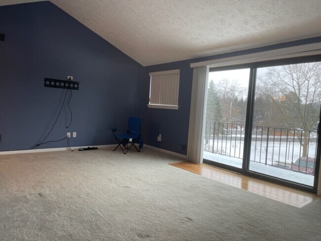 Building Photo - 2 Bedroom Condo - 1.5 Baths, Community Pool, Central AC