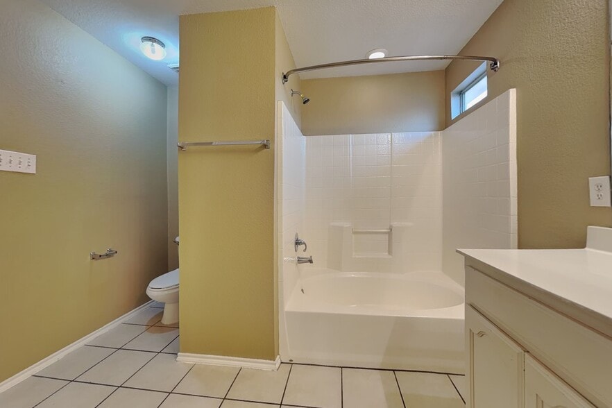 Building Photo - 6001 Melanie Dr