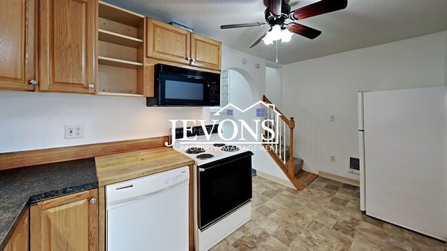 Building Photo - Two-story home just minutes from Yakima Valley College.