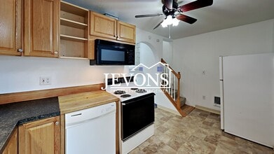 Building Photo - Two-story home in a walkable location, just minutes from Yakima Valley College, featuring long dr...