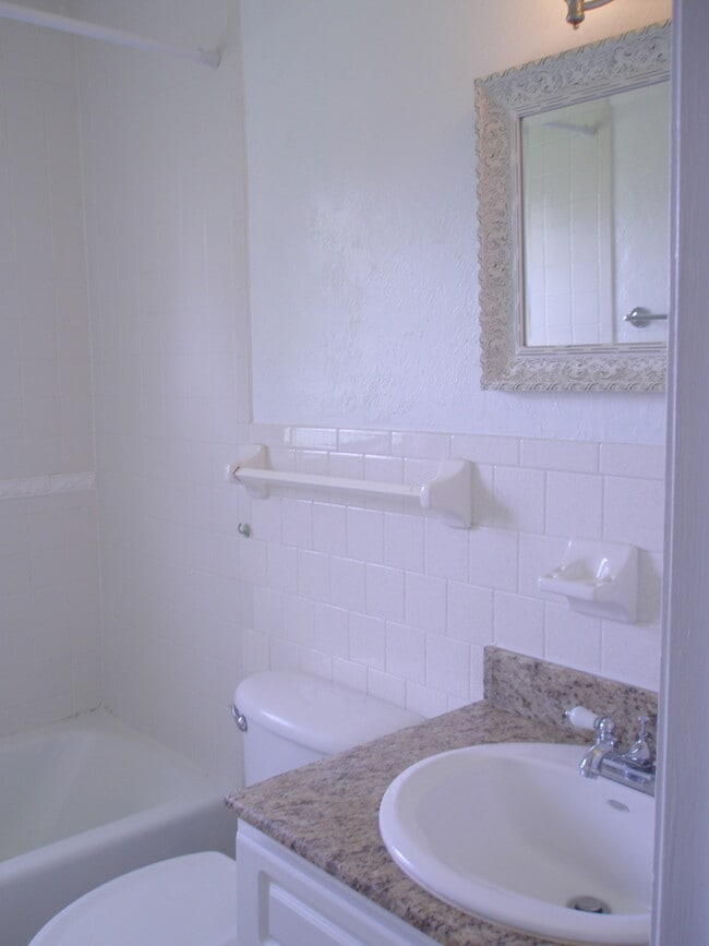 Building Photo - Newly renovated 2 bedroom duplex in Braden...