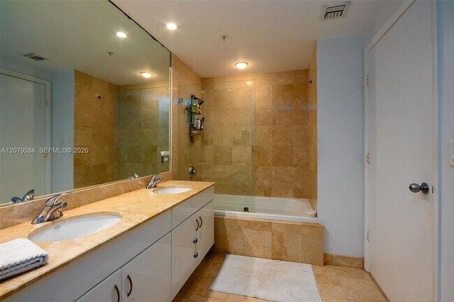 Building Photo - 801 Brickell Key Blvd